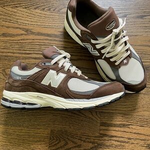 New Balance Men's Size 9 Brown and Cream Sneakers